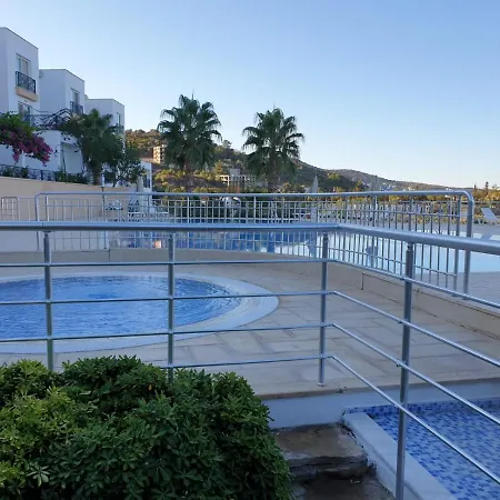 Apartment Pool, Beach, Shopping In Walking Distance *