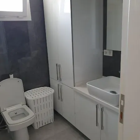 Apartment Pool, Beach, Shopping In Walking Distance