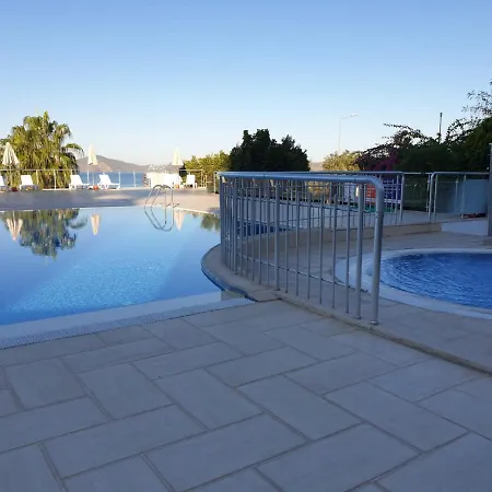 Pool, Beach, Shopping In Walking Distance Apartment Milas