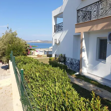 Pool, Beach, Shopping In Walking Distance