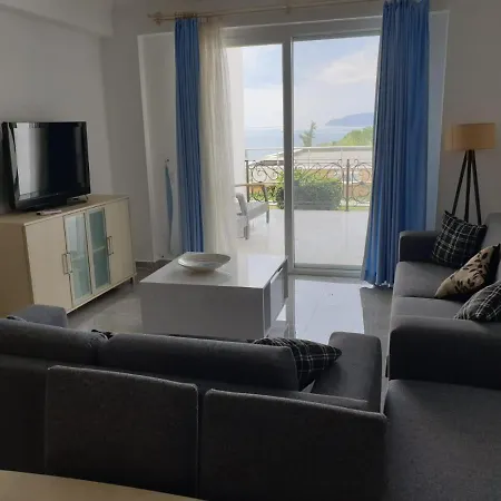 Pool, Beach, Shopping In Walking Distance Apartment