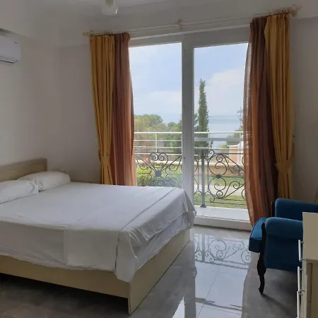 Pool, Beach, Shopping In Walking Distance