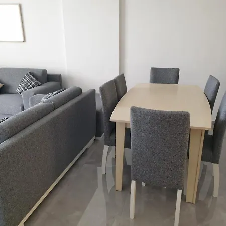 Apartment Pool, Beach, Shopping In Walking Distance